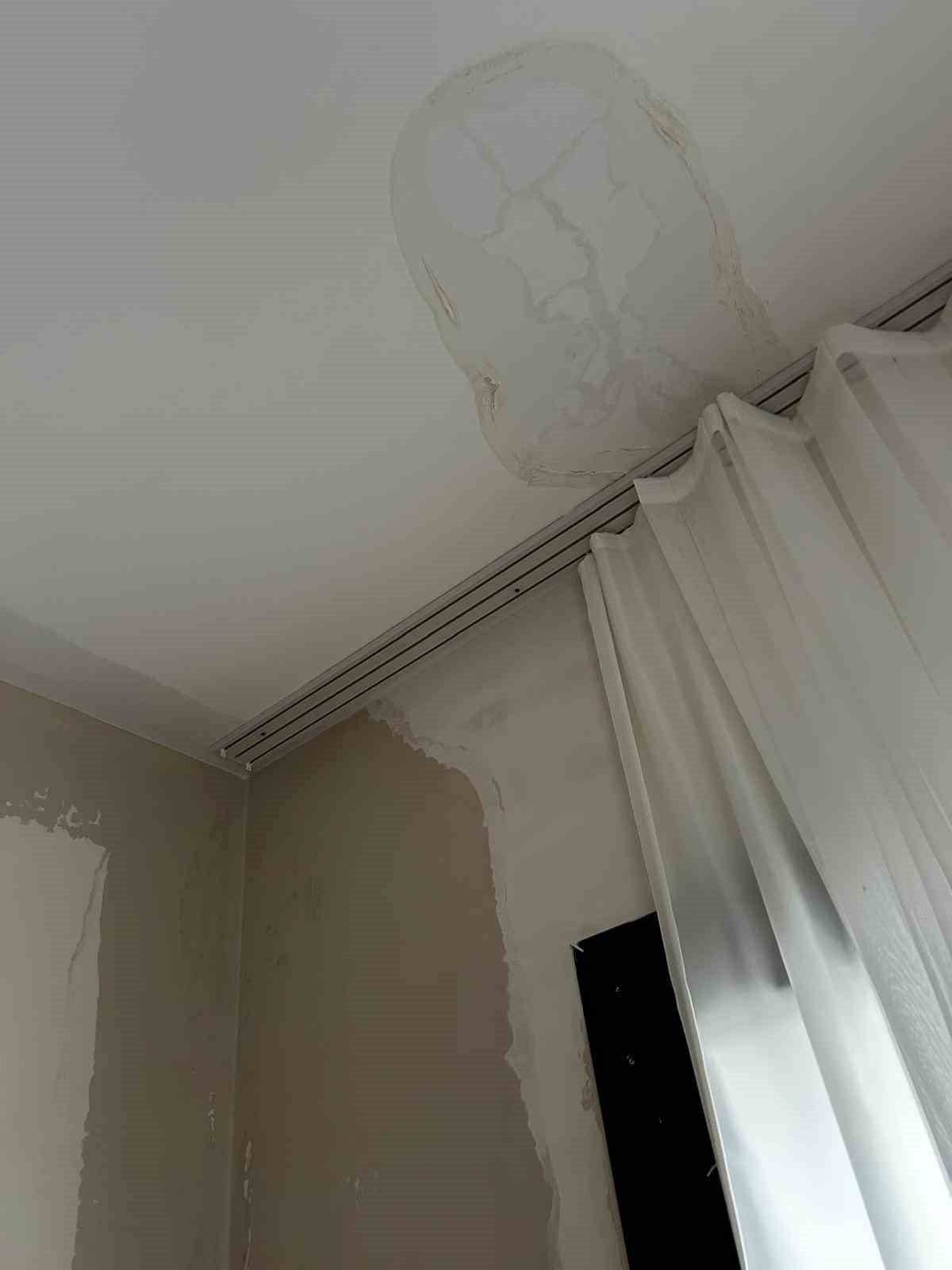 Apartman dairelerinin her yerinden su sızmaya başladı
