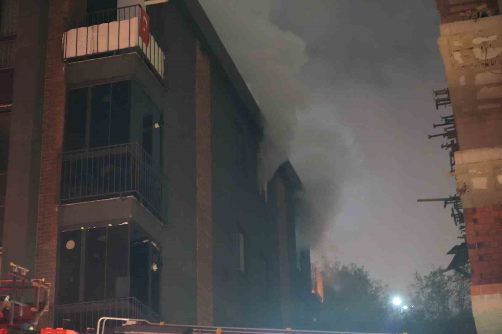 Apartman dairesi alevlere teslim oldu, bina sakinleri kendini dışarı attı
