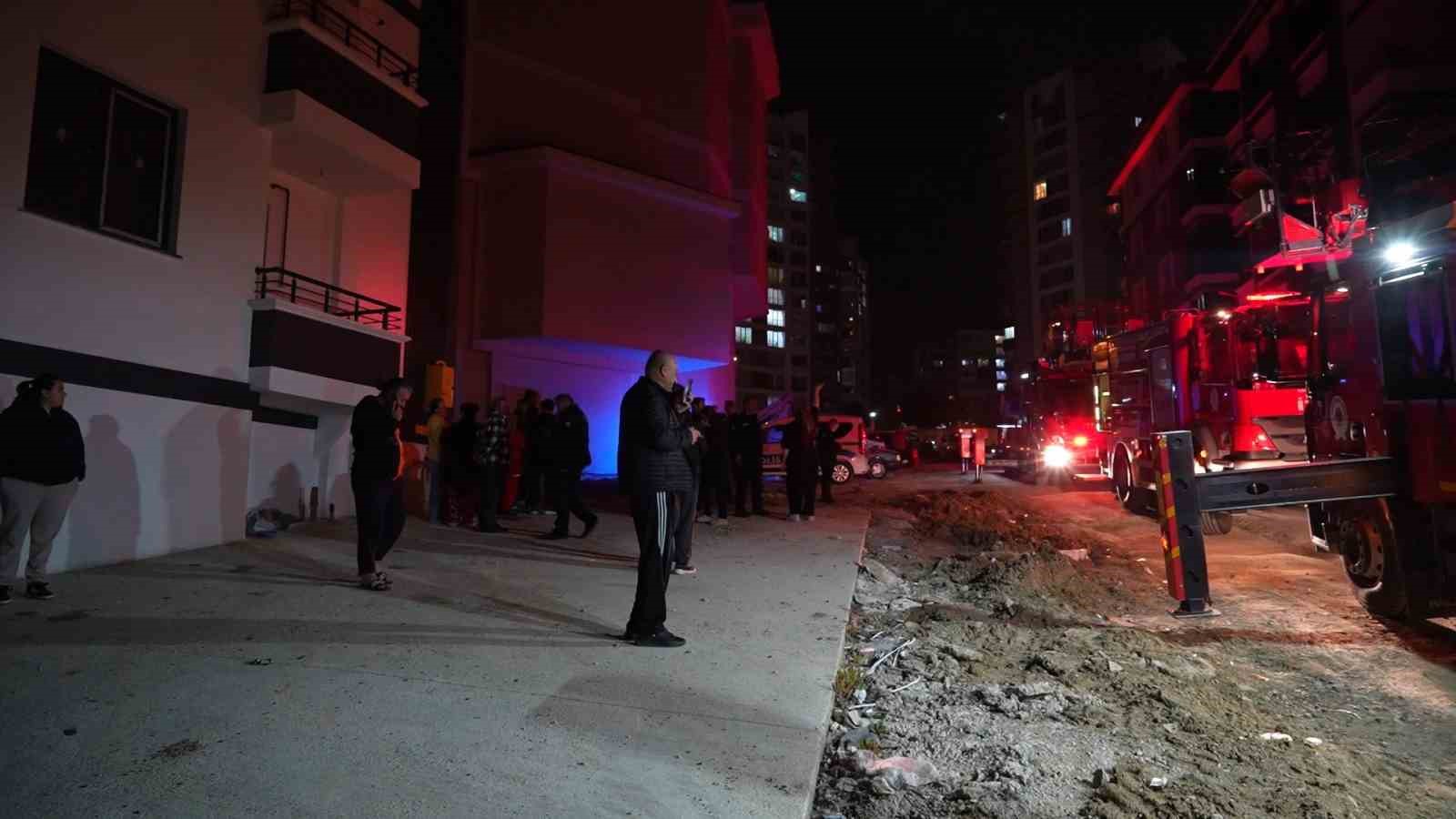 Apartman dairesi alevlere teslim oldu, bina sakinleri kendini dışarı attı
