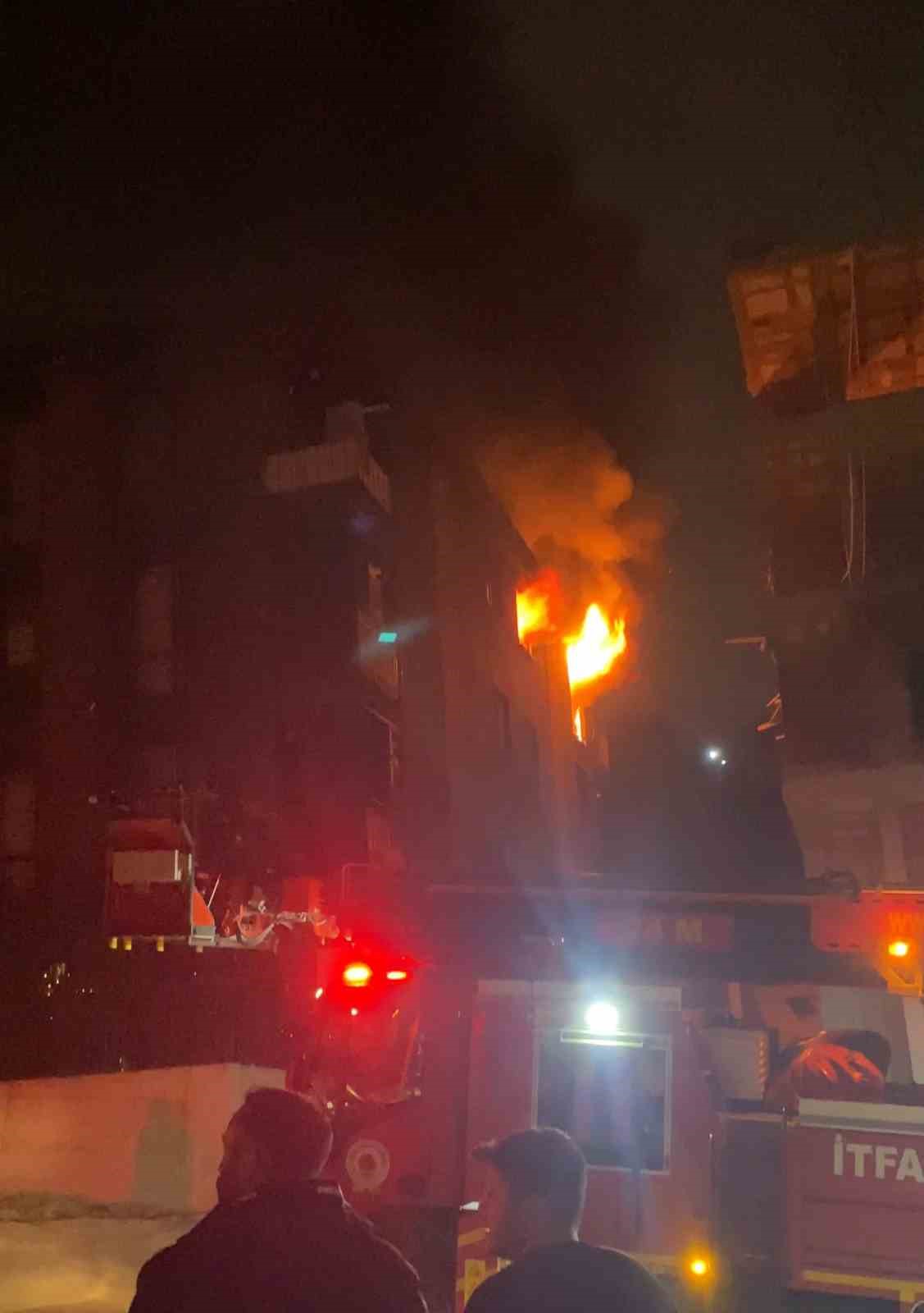 Apartman dairesi alevlere teslim oldu, bina sakinleri kendini dışarı attı
