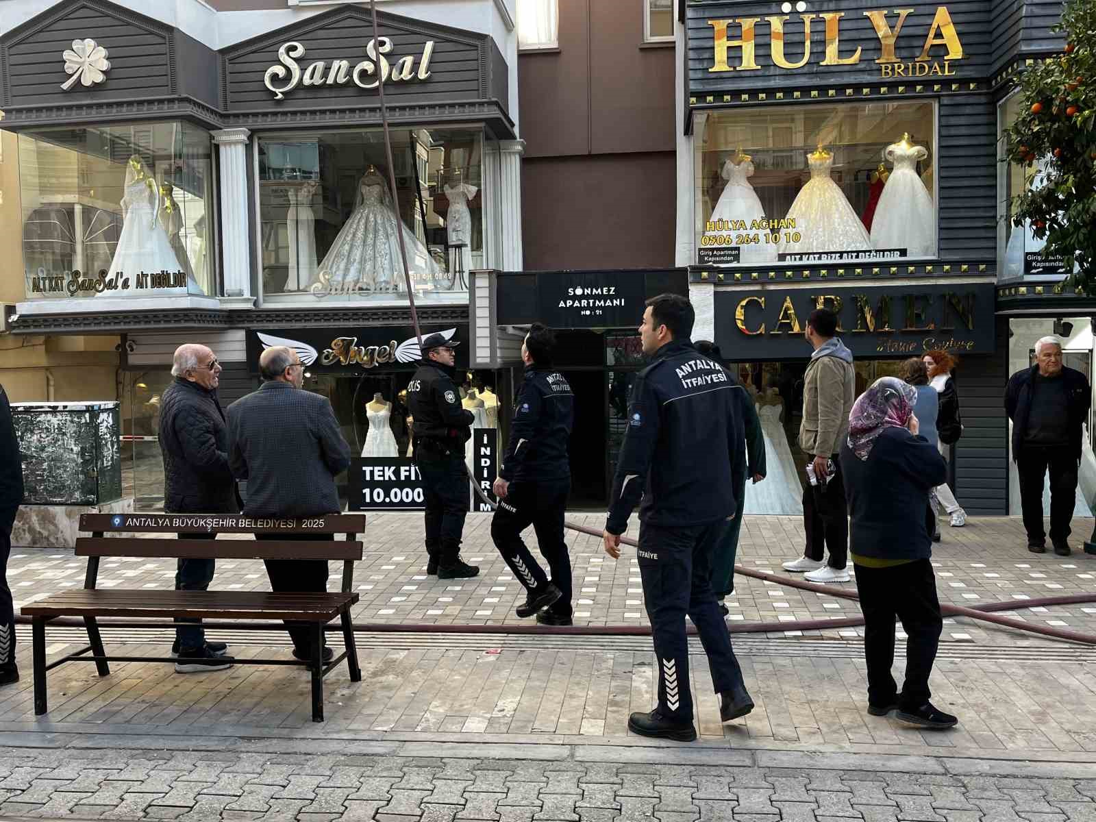 Apartman dairesinde çıkan yangın korkuttu
