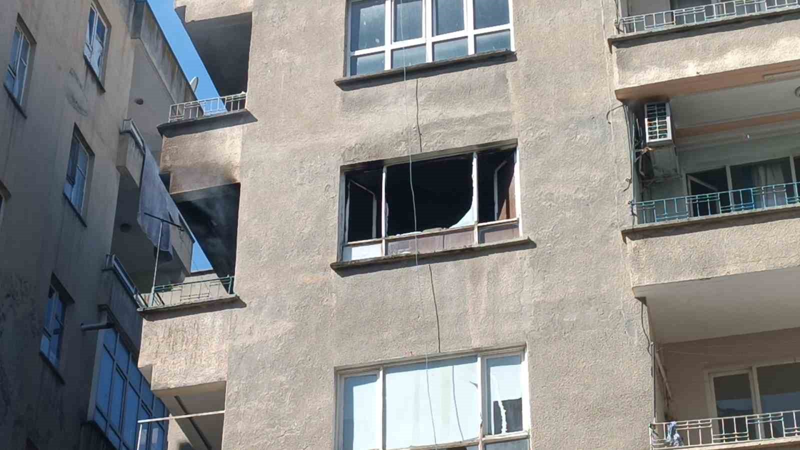 Apartman dairesinde çıkan yangın korkuttu
