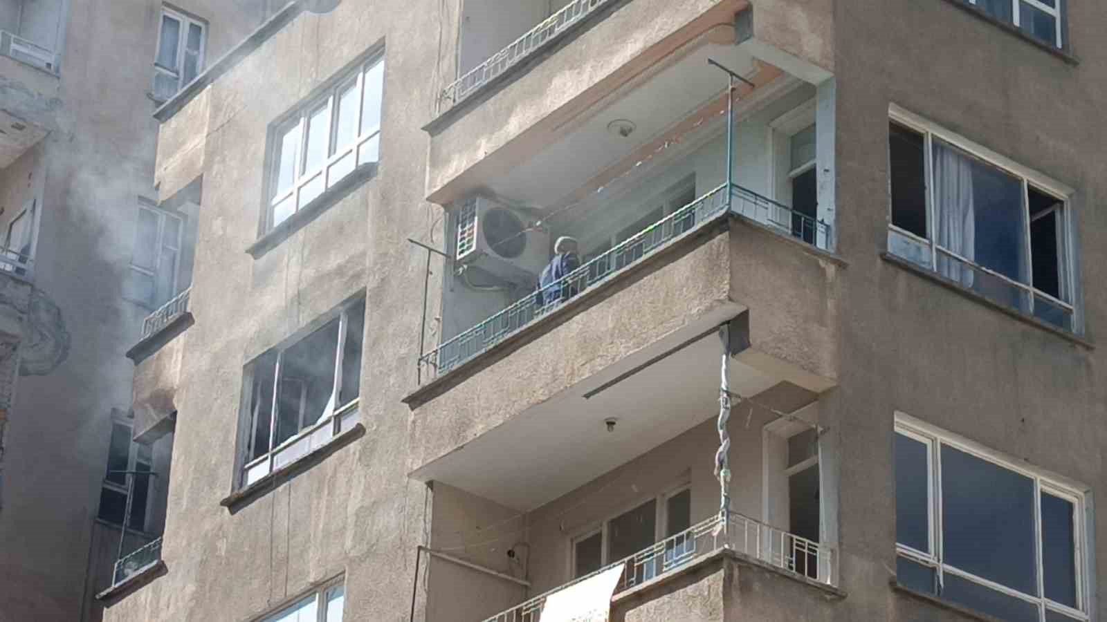 Apartman dairesinde çıkan yangın korkuttu
