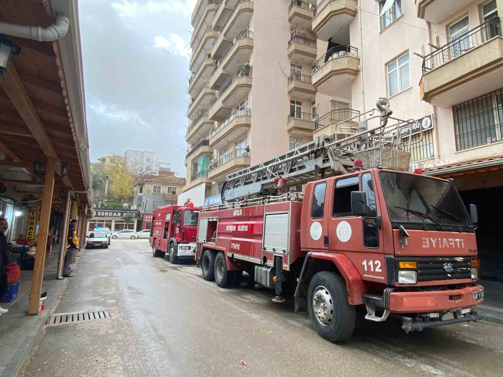 Apartman dairesindeki yangın korkuttu
