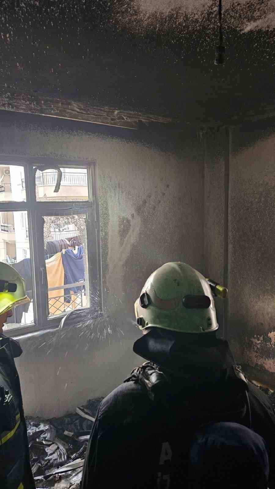 Apartman dairesindeki yangın korkuttu
