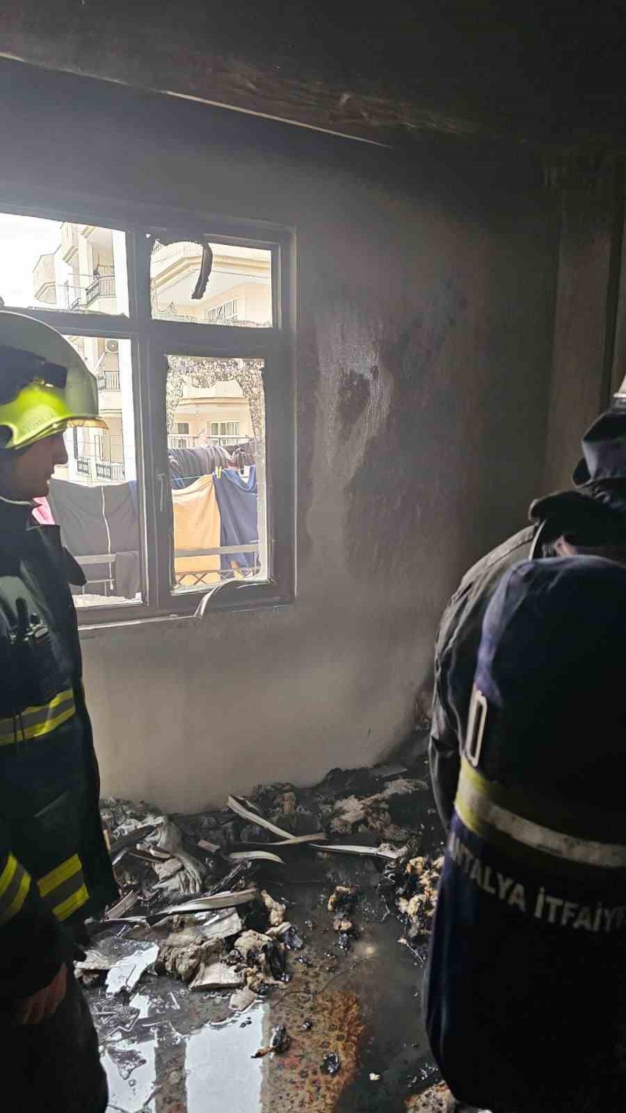 Apartman dairesindeki yangın korkuttu
