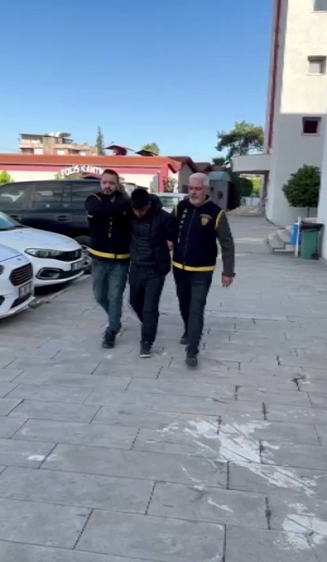 Apartman dairesine tırmanıp girdi, dizüstü bilgisayar çaldı
