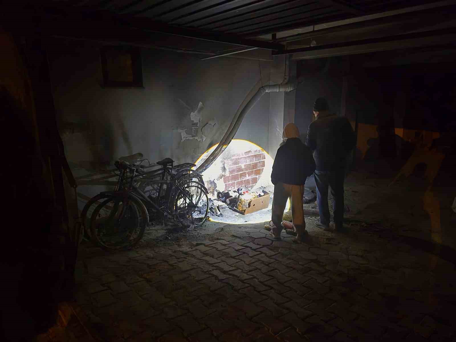 Apartman garajında çıkan yangın maddi hasara yol açtı
