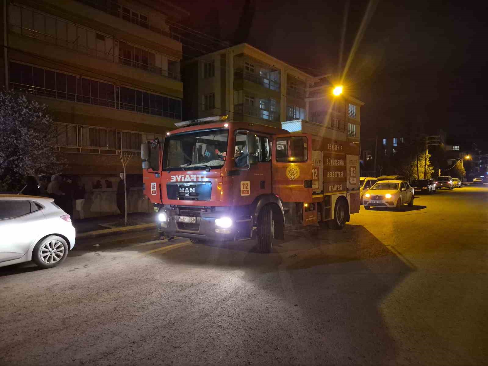 Apartman garajında çıkan yangın maddi hasara yol açtı
