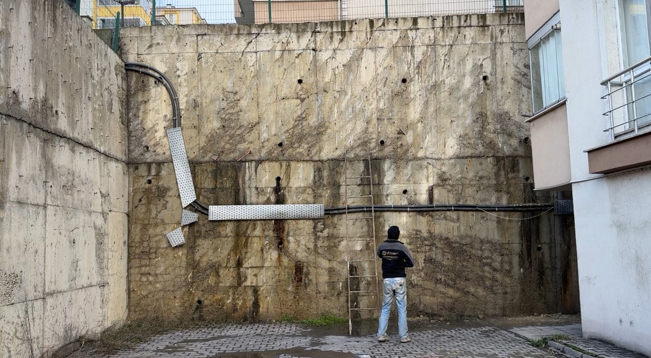 Apartman önündeki çatlaklıklar istinat duvarına zarar verdi
