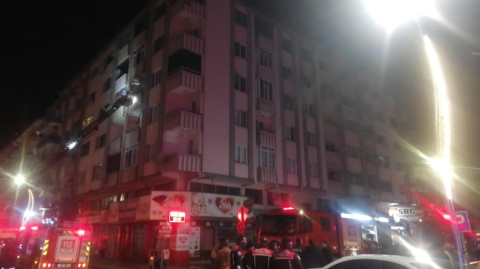 Apartmanda çıkan yangında 5 kişi dumandan etkilendi
