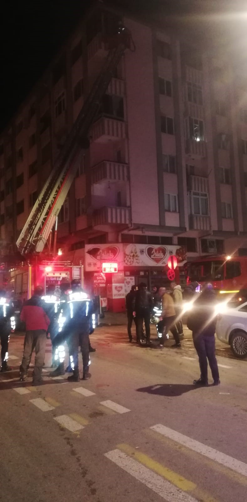 Apartmanda çıkan yangında 5 kişi dumandan etkilendi
