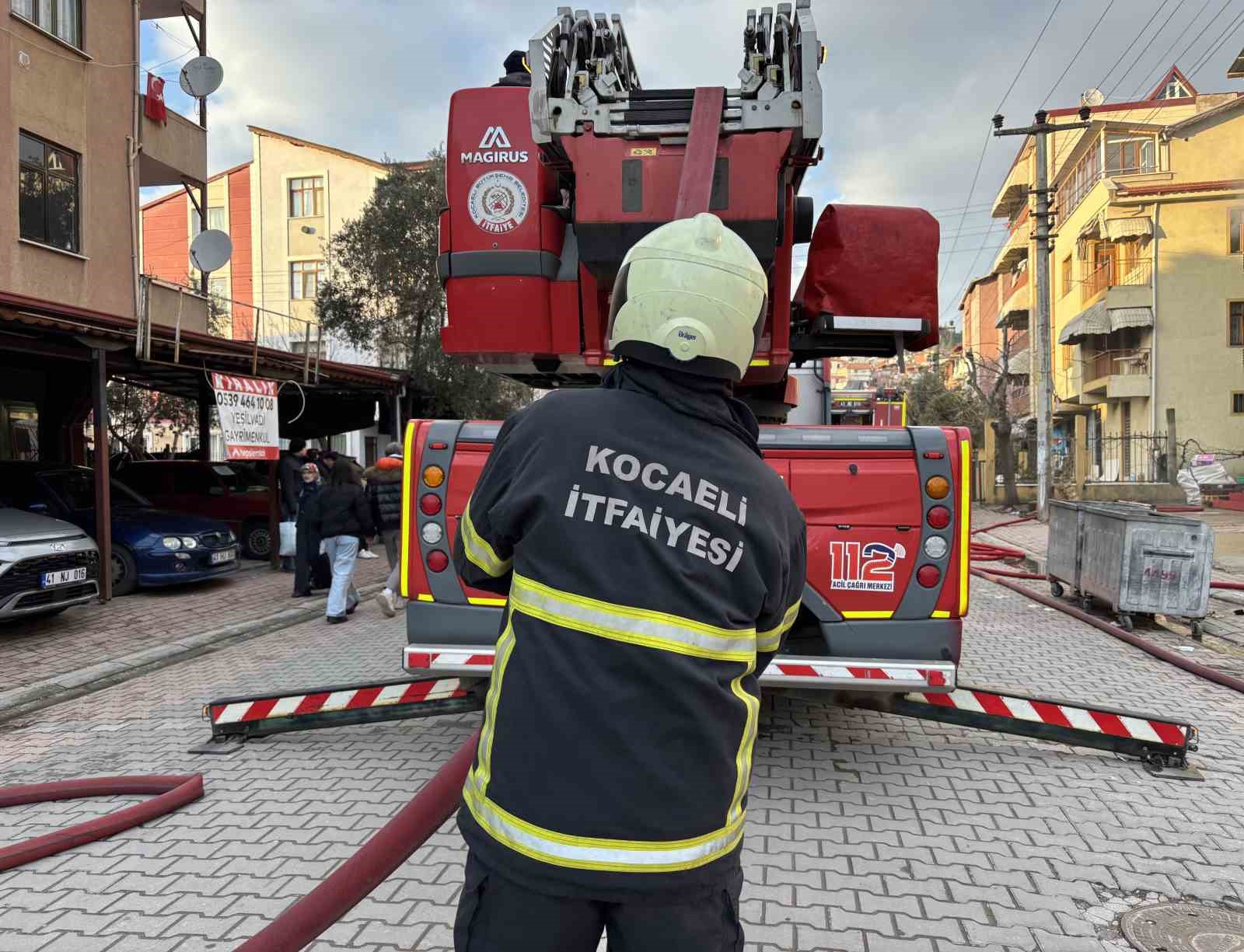 Apartmanın 2. katı alev alev yandı: 5 kişi dumandan etkilendi
