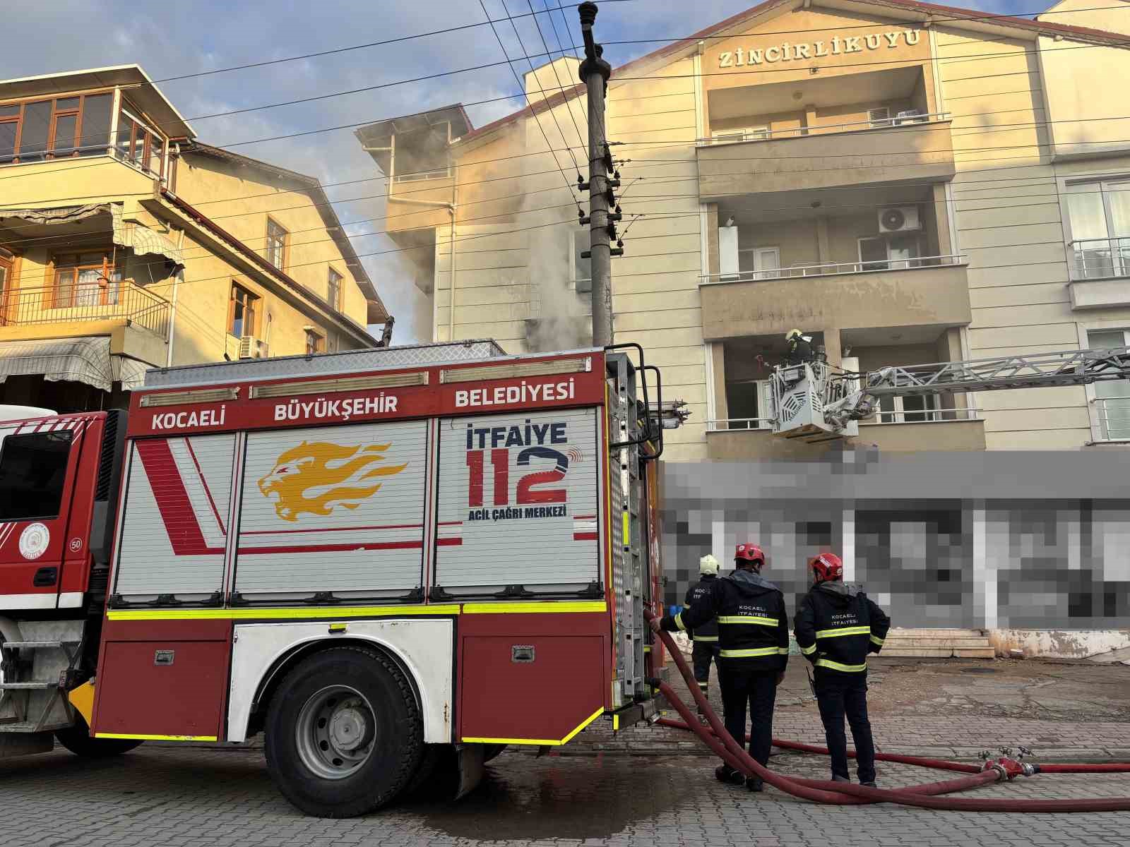 Apartmanın 2. katı alev alev yandı: 5 kişi dumandan etkilendi
