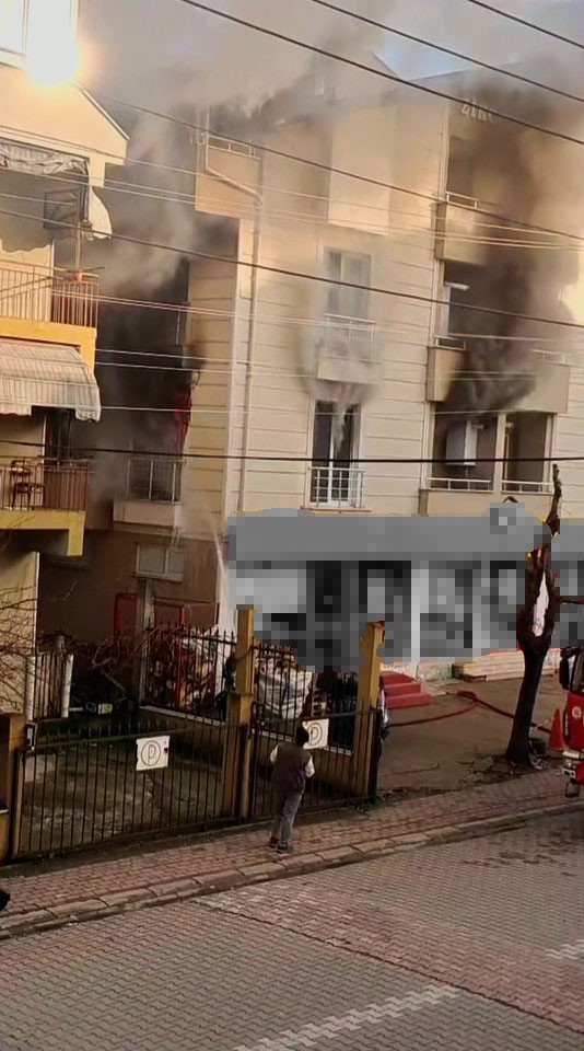 Apartmanın 2. katı alev alev yandı: 5 kişi dumandan etkilendi
