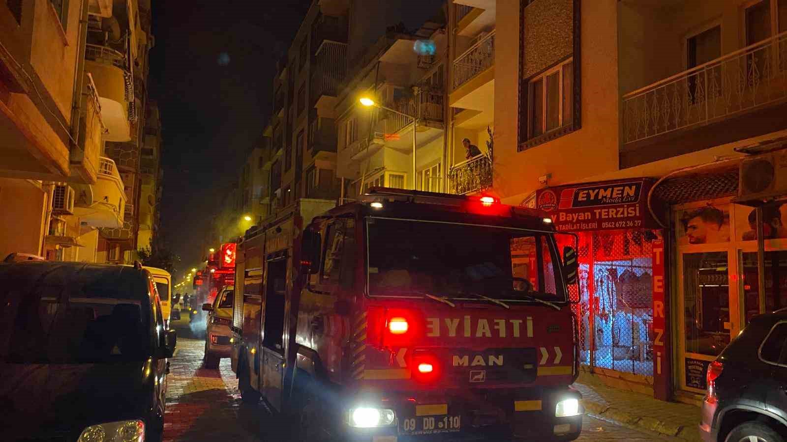 Apartmanın çatısından yükselen yoğun duman ekipleri harekete geçirdi
