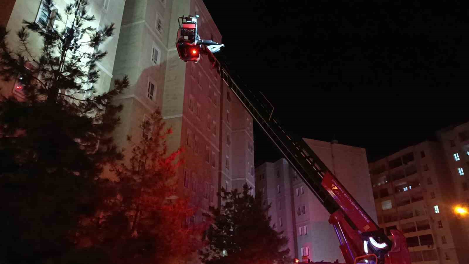 Apartmanın girişindeki elektrik panosunda yaşanan patlama paniğe neden oldu
