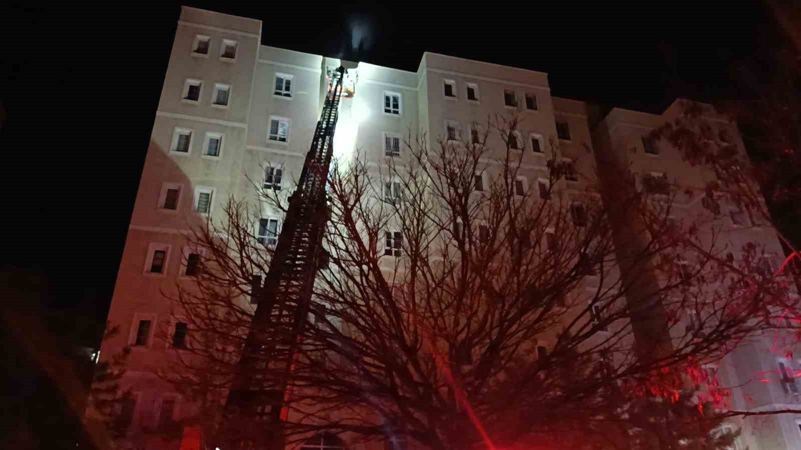 Apartmanın girişindeki elektrik panosunda yaşanan patlama paniğe neden oldu
