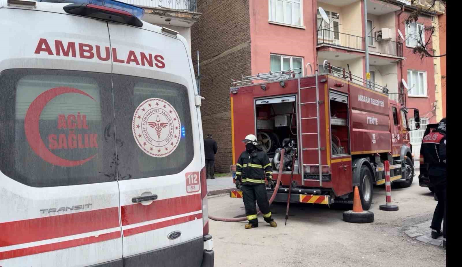 Apartmanın kömürlüğündeki yangın paniğe neden oldu
