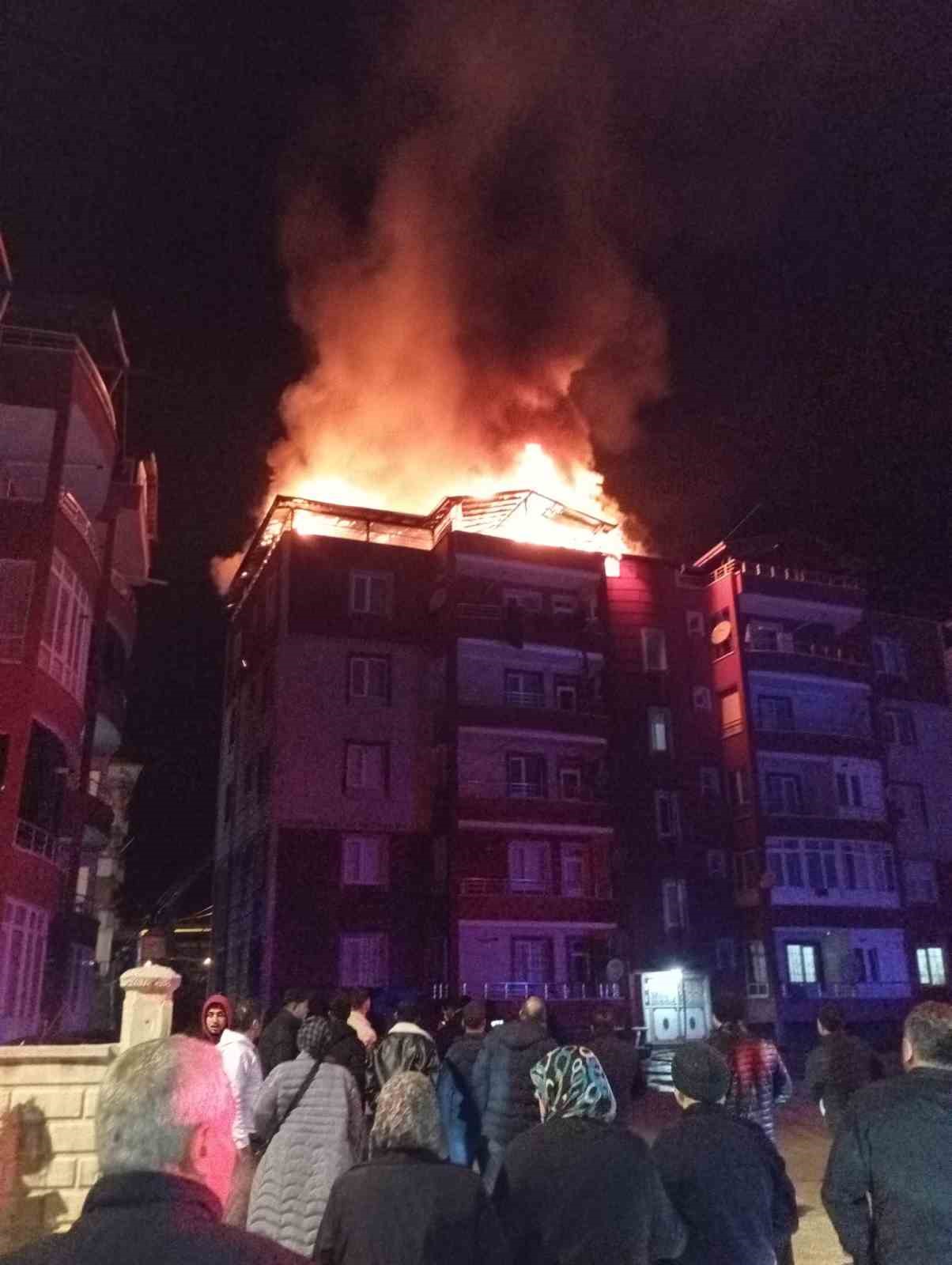 Apartmanın teras katı alevlere teslim oldu
