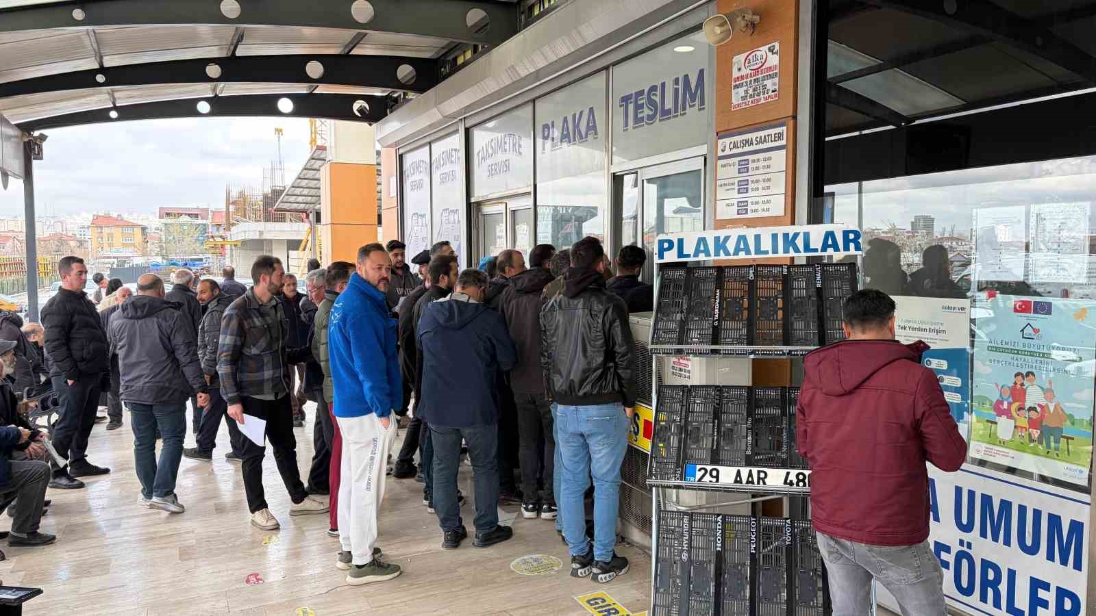 APP plaka değişiminde son gün yoğunluğu
APP plaka değişiminde son gün yoğunluğu