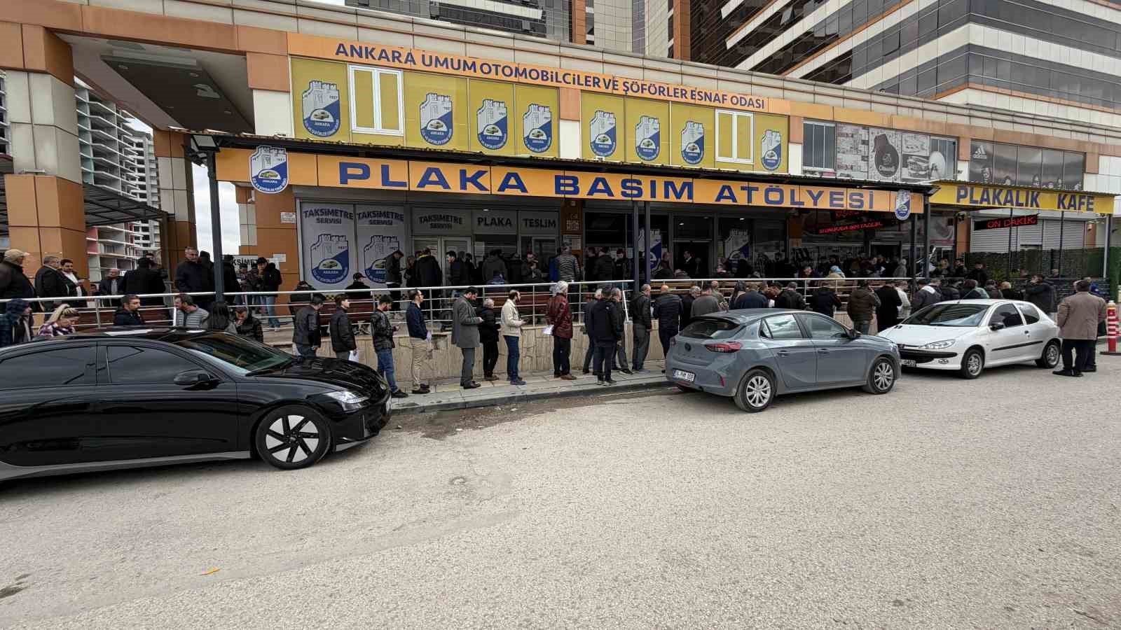 APP plaka değişiminde son gün yoğunluğu
APP plaka değişiminde son gün yoğunluğu