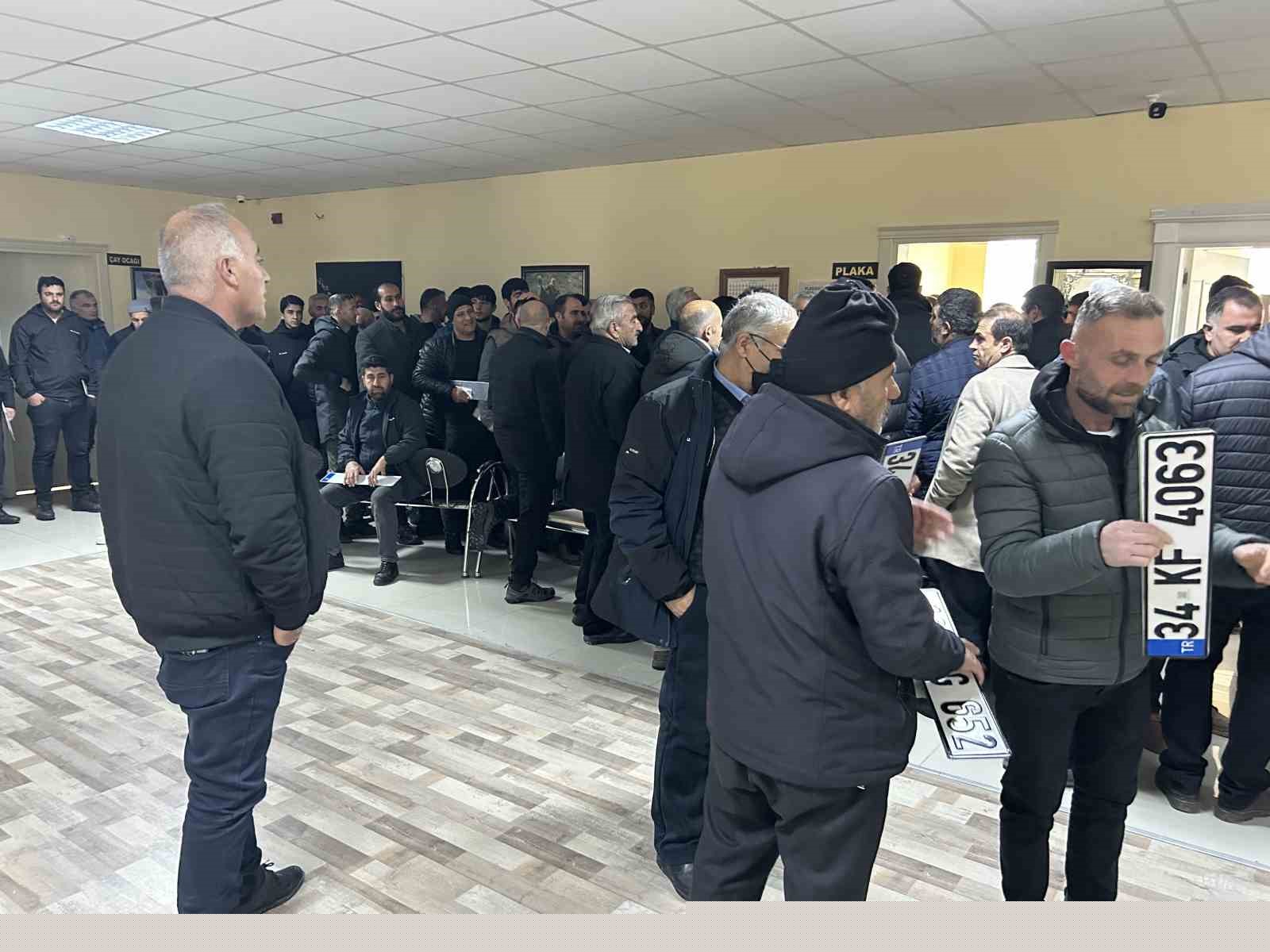 APP plaka değişiminde süre uzatıldı yoğunluk azalmadı
