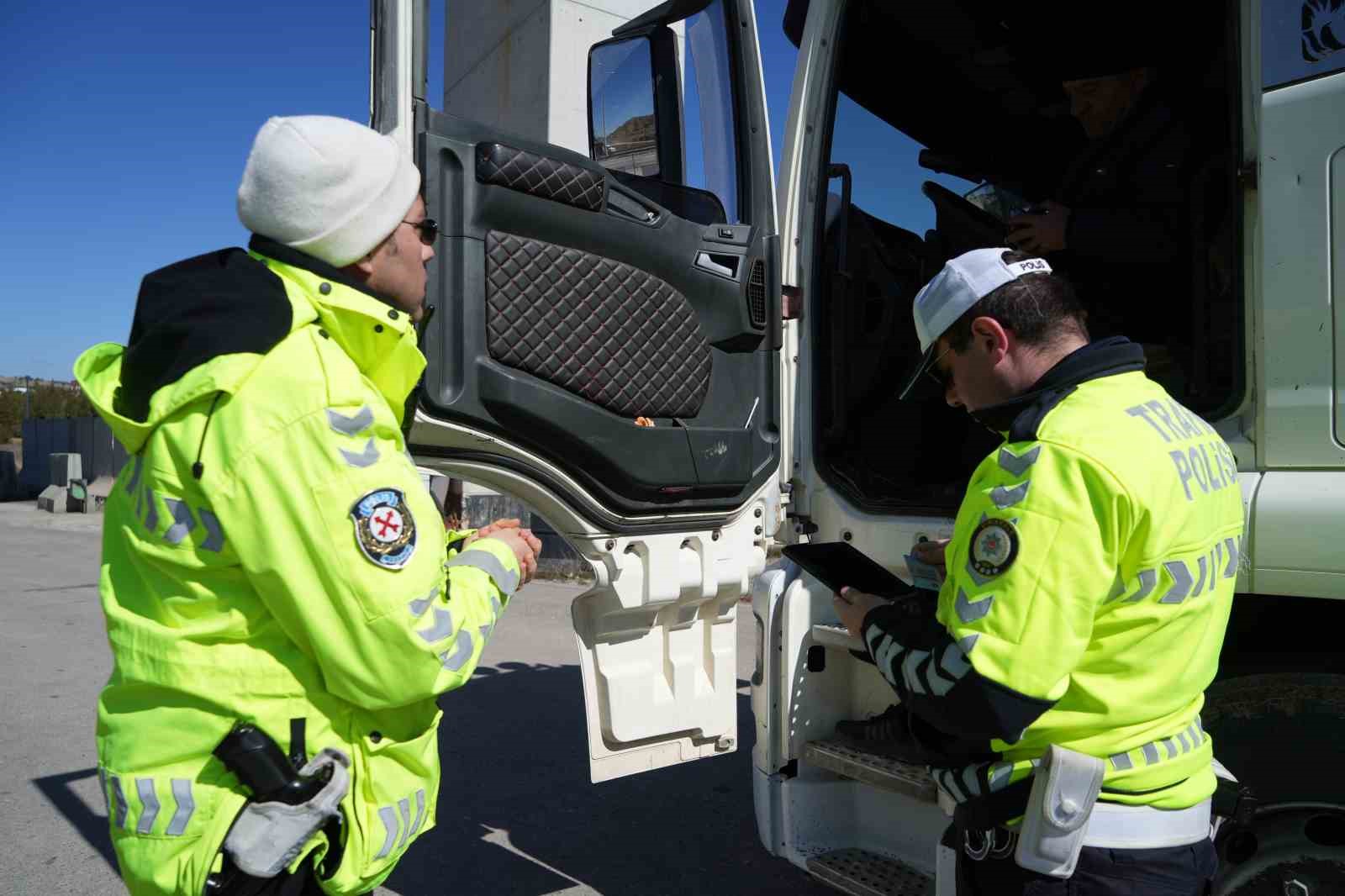 Ara tatil bayramla birleşti, sürücüler erken yola çıktı: 43 ilin geçiş noktasında denetimler artırıldı
