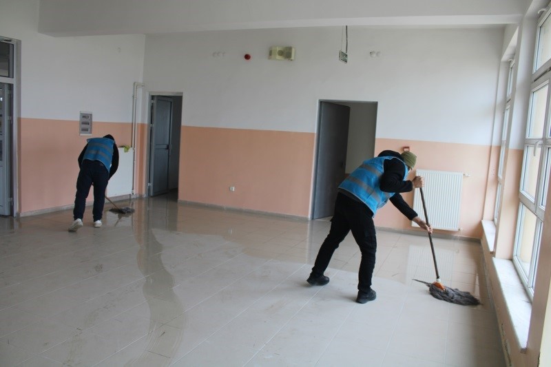 Ara tatilde okulların bakımlarını yükümlüler yapıyor
