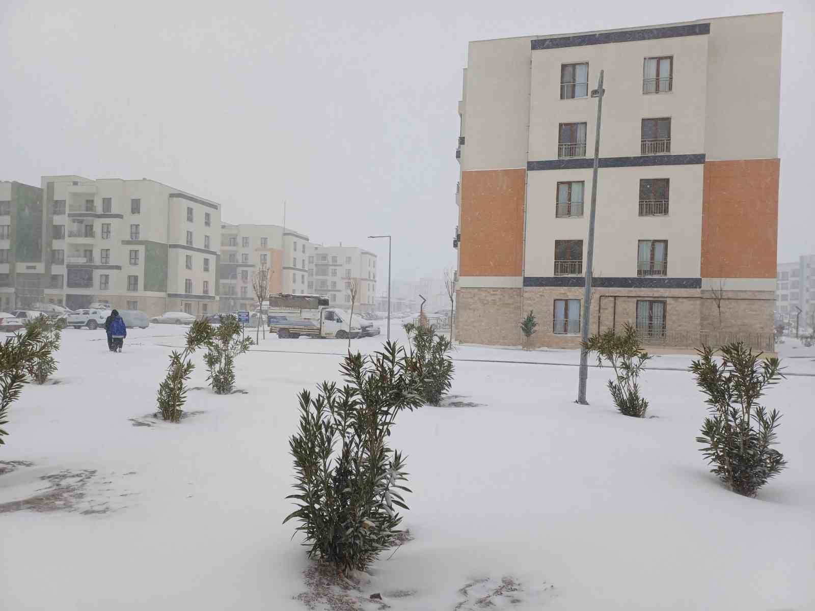 Araban Ovası’na kar yağışı çiftçilerin yüzlerini güldürdü
