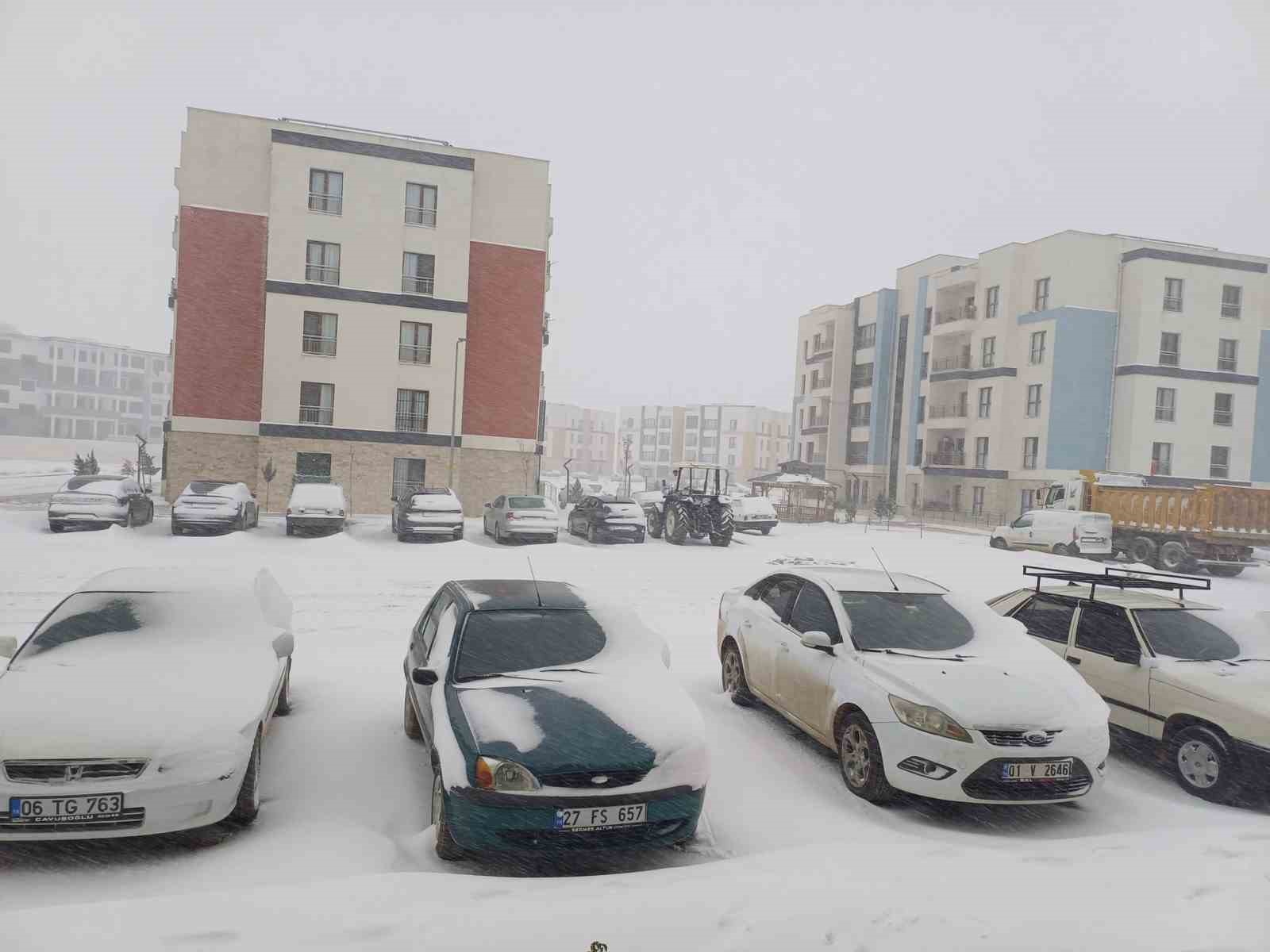 Araban Ovası’na kar yağışı çiftçilerin yüzlerini güldürdü
