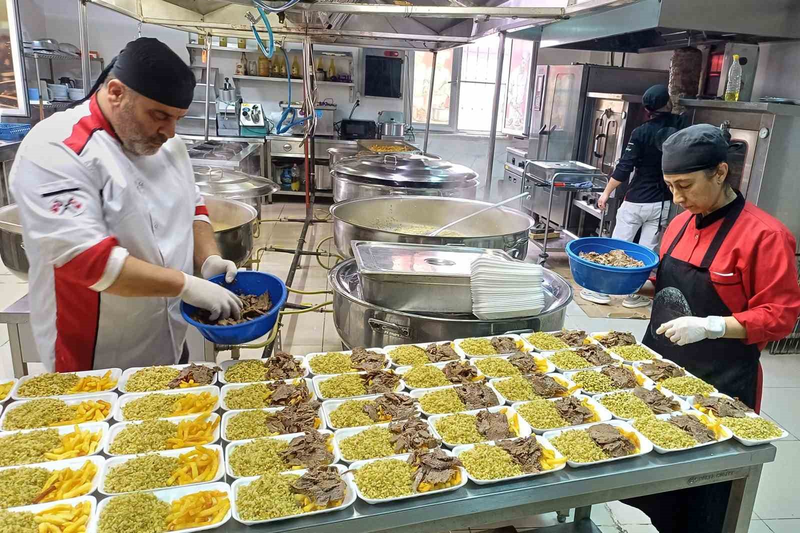 Araban’da 6 Şubat depremlerinde hayatını kaybedenler için 450 aileye et döner dağıtıldı
