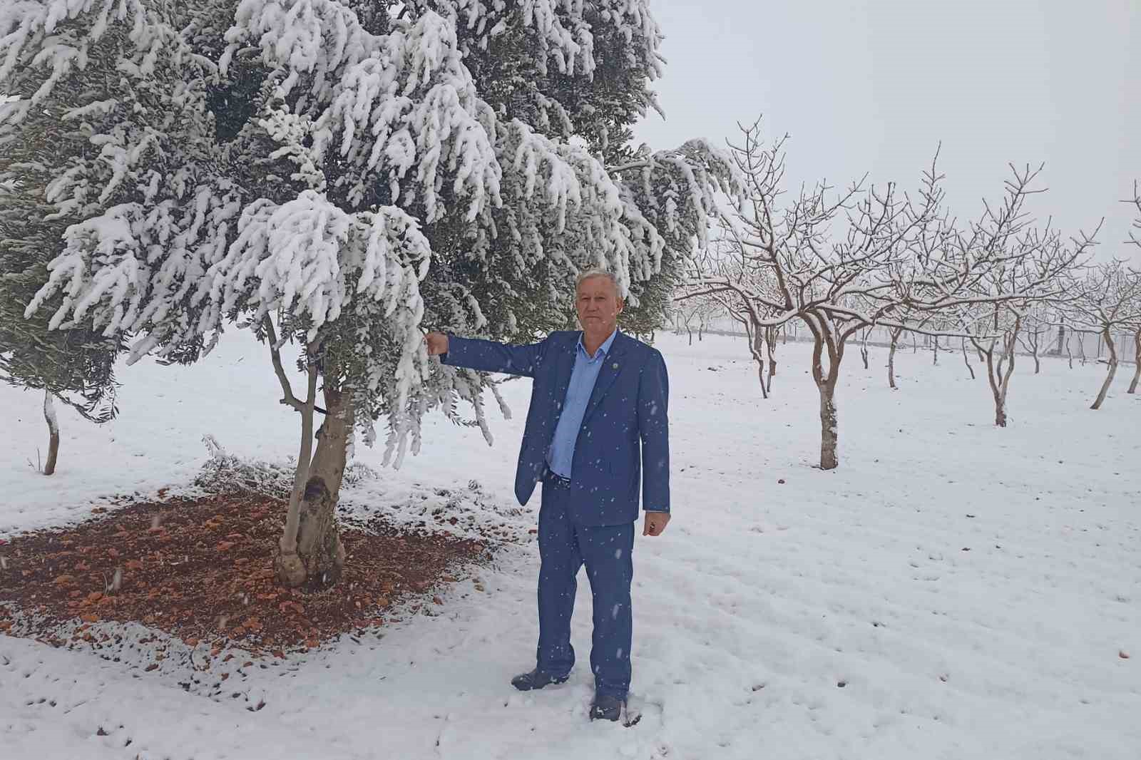 Araban’da kar yağışları çiftçiler, zeytin ve Antepfıstığı üreticilerinin yüzünü güldürdü
Araban’da kar yağışları çiftçiler, zeytin ve Antepfıstığı üreticilerinin yüzünü güldürdü