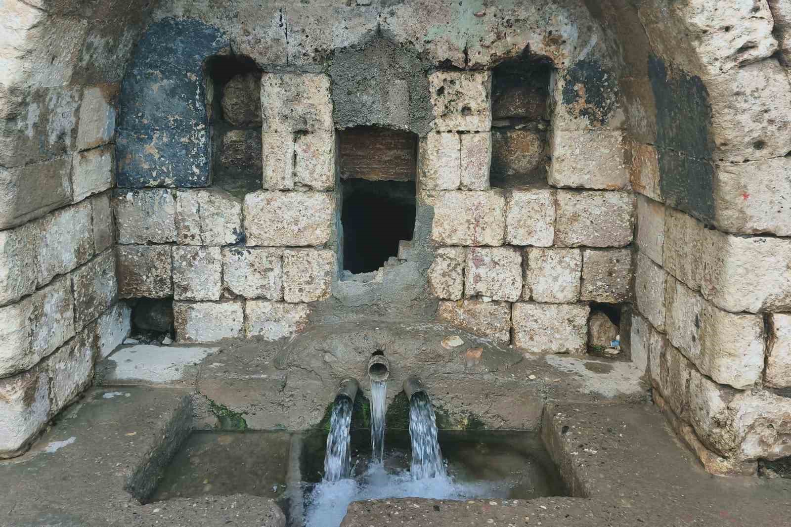 Araban’da tarihi 2 çeşmeden su akmaya başladı
