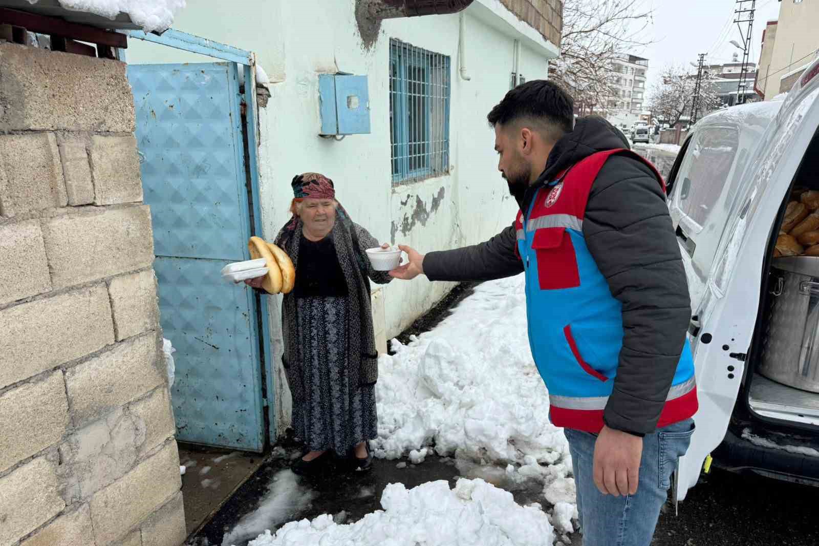 Araban’da yoğun kar yağışına rağmen 500 aileye sıcak yemek ulaştırıldı
