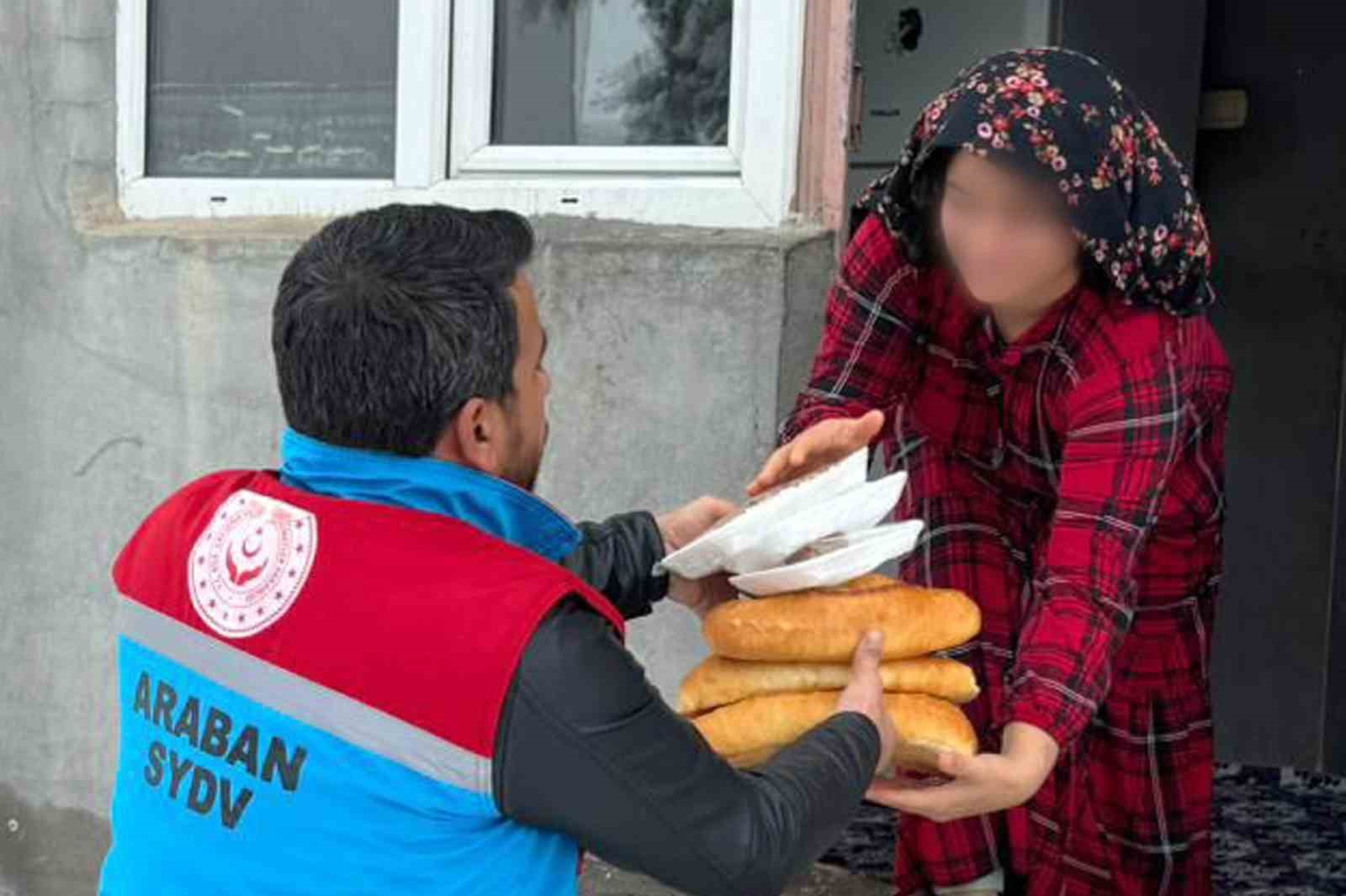 Araban’da yoğun kar yağışına rağmen 500 aileye sıcak yemek ulaştırıldı
