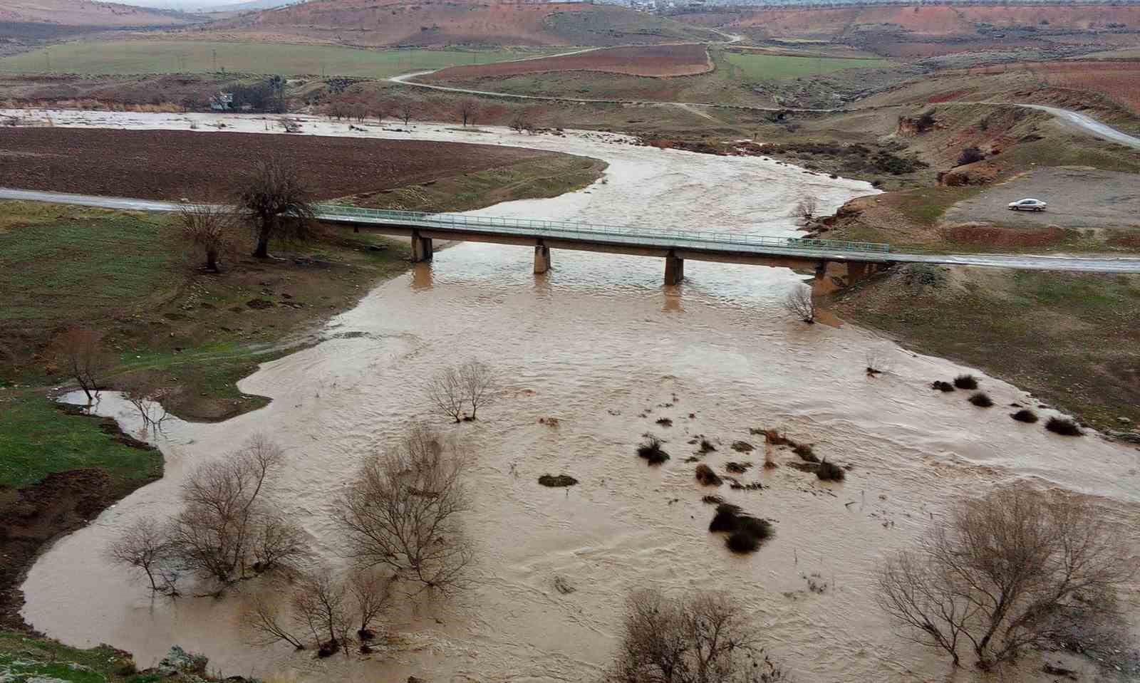 Araban’daki yağışlar, Karasu ve Sıtma pınar çayının su seviyesini yükseltti
