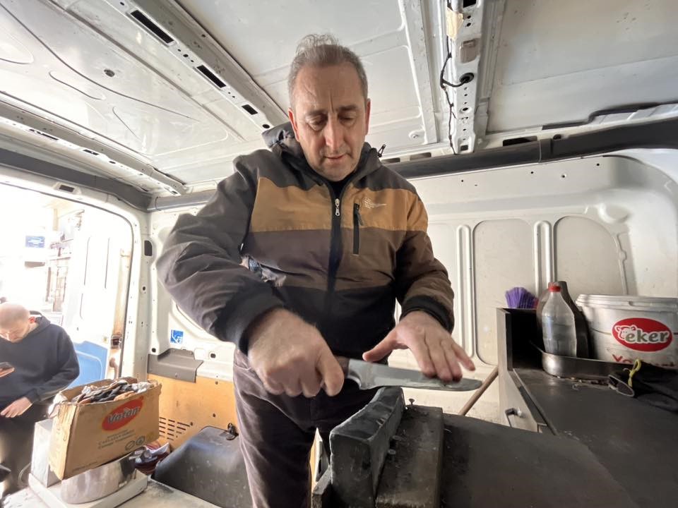 Arabası atölyesi oldu: Bıçakçı 35 yıldır Trakya’da bıçak biliyor
