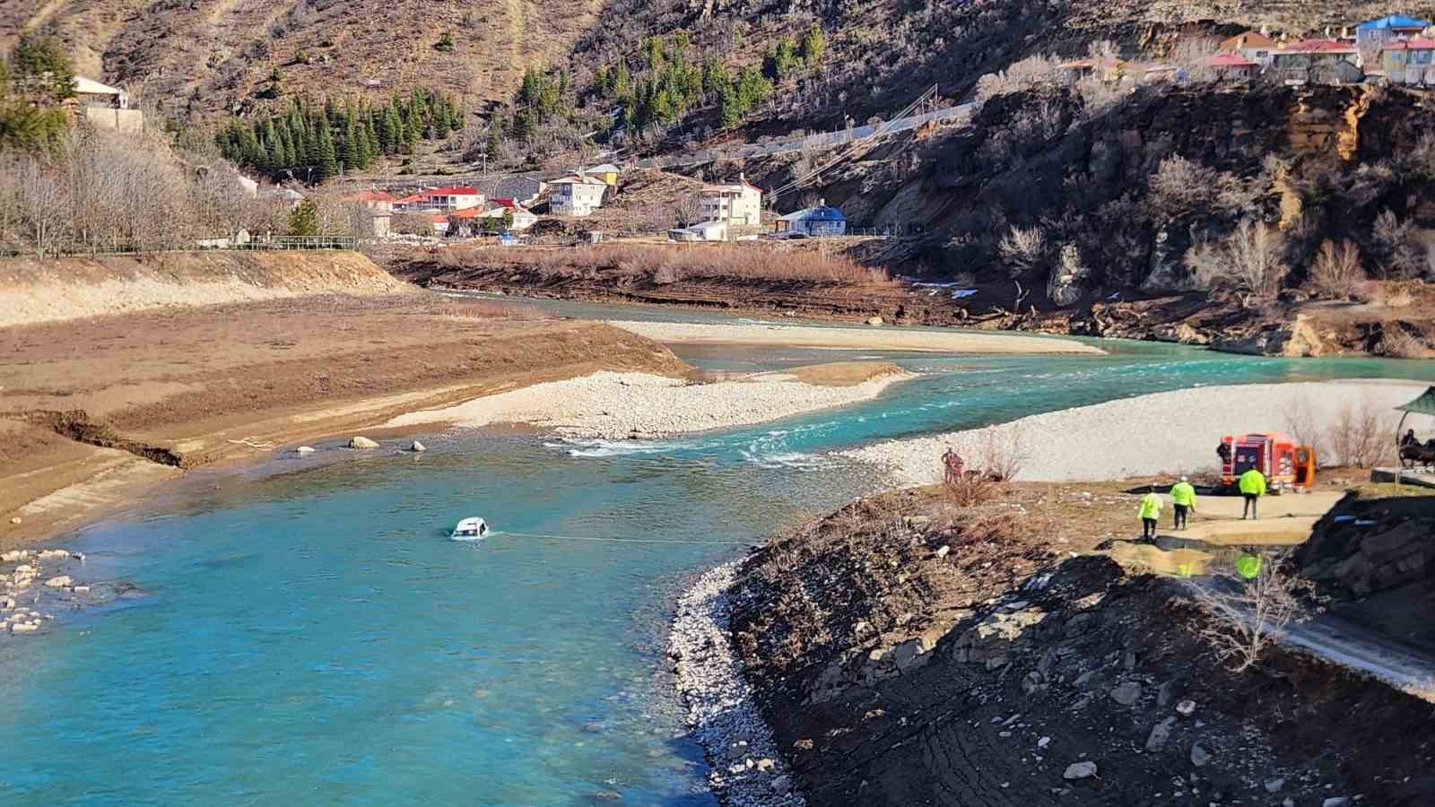 Araç baraj gölüne uçtu: 1 yaralı
