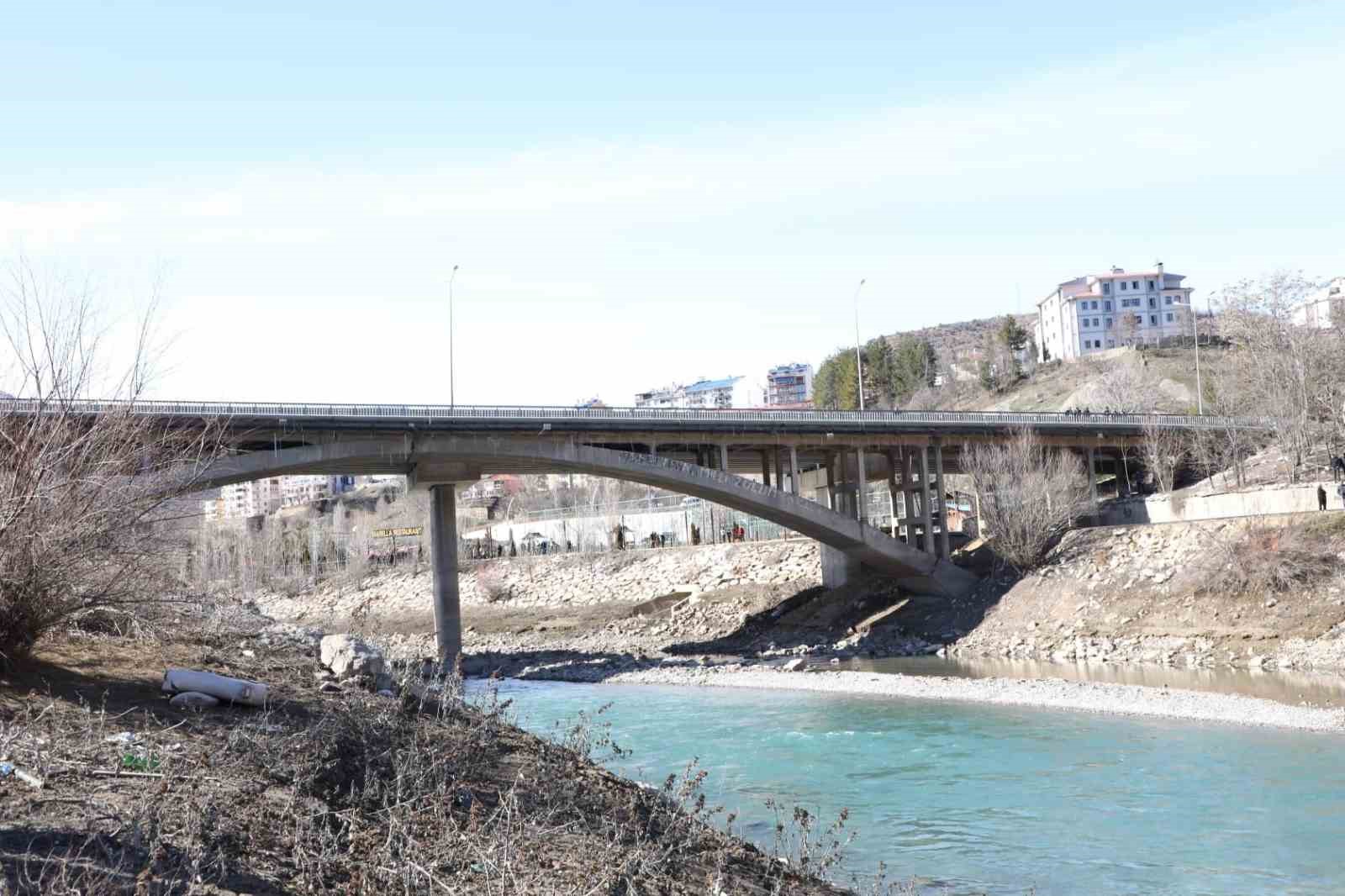 Araç baraj gölüne uçtu: 1 yaralı
