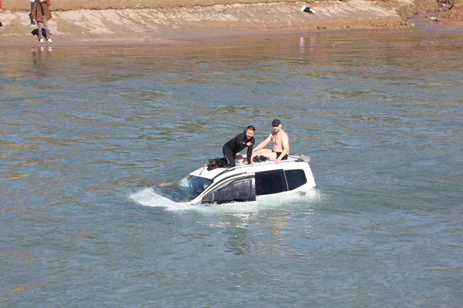 Araç baraj gölüne uçtu: 1 yaralı
