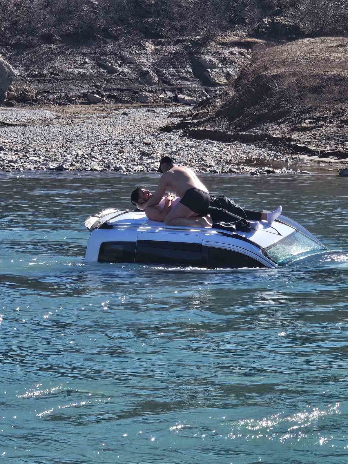 Araç baraj gölüne uçtu: 1 yaralı
