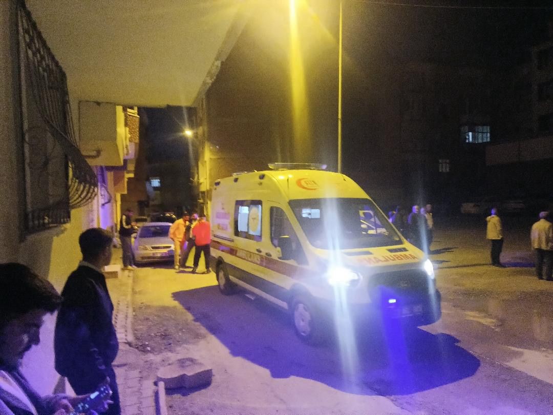 Araç içerisinde yanıcı madde alev aldı: 3 yaralı
