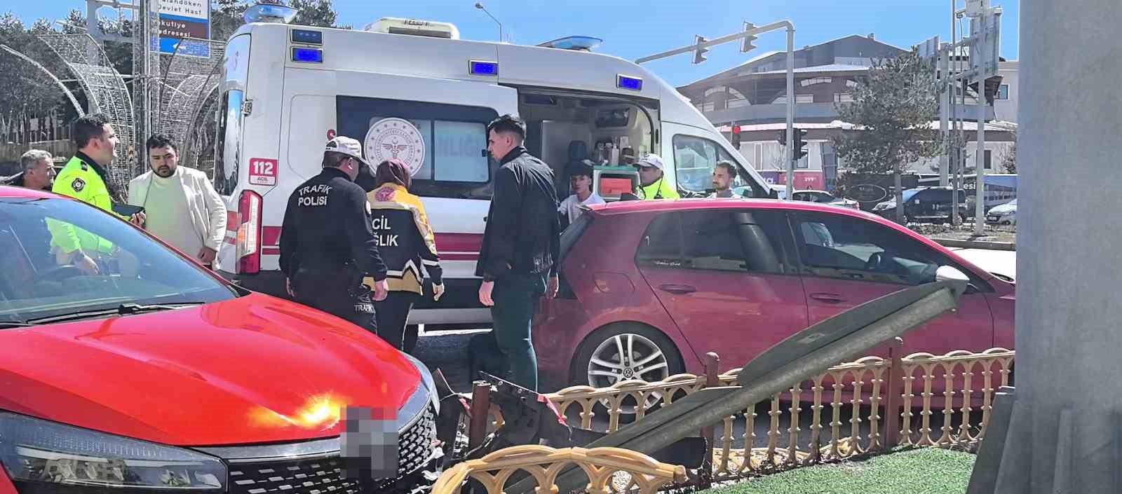 Araç içerisindeki köpek üzerine atlayınca direksiyon hakimiyetini kaybetti
