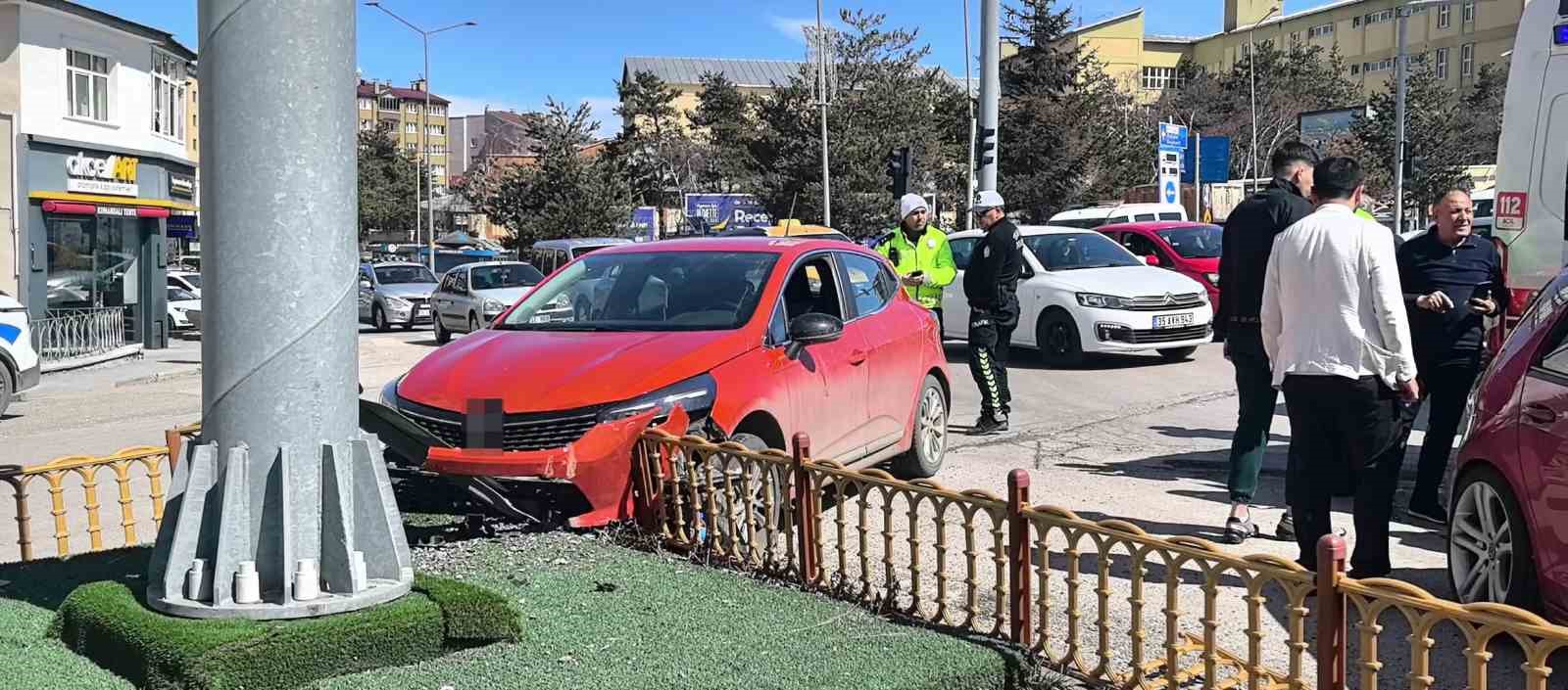 Araç içerisindeki köpek üzerine atlayınca direksiyon hakimiyetini kaybetti
