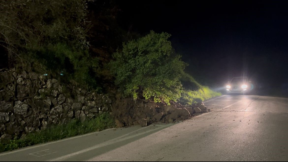 Araç kazayı kıl payı böyle atlattı, heyelanla düşen kayalar yola savruldu
