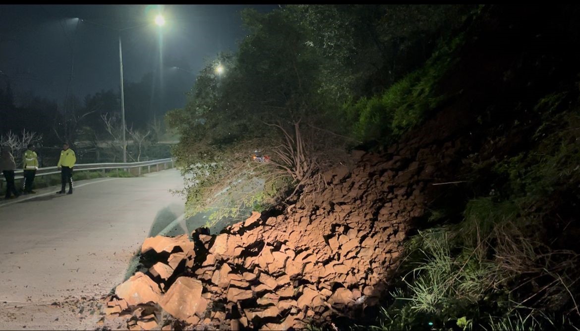 Araç kazayı kıl payı böyle atlattı, heyelanla düşen kayalar yola savruldu
