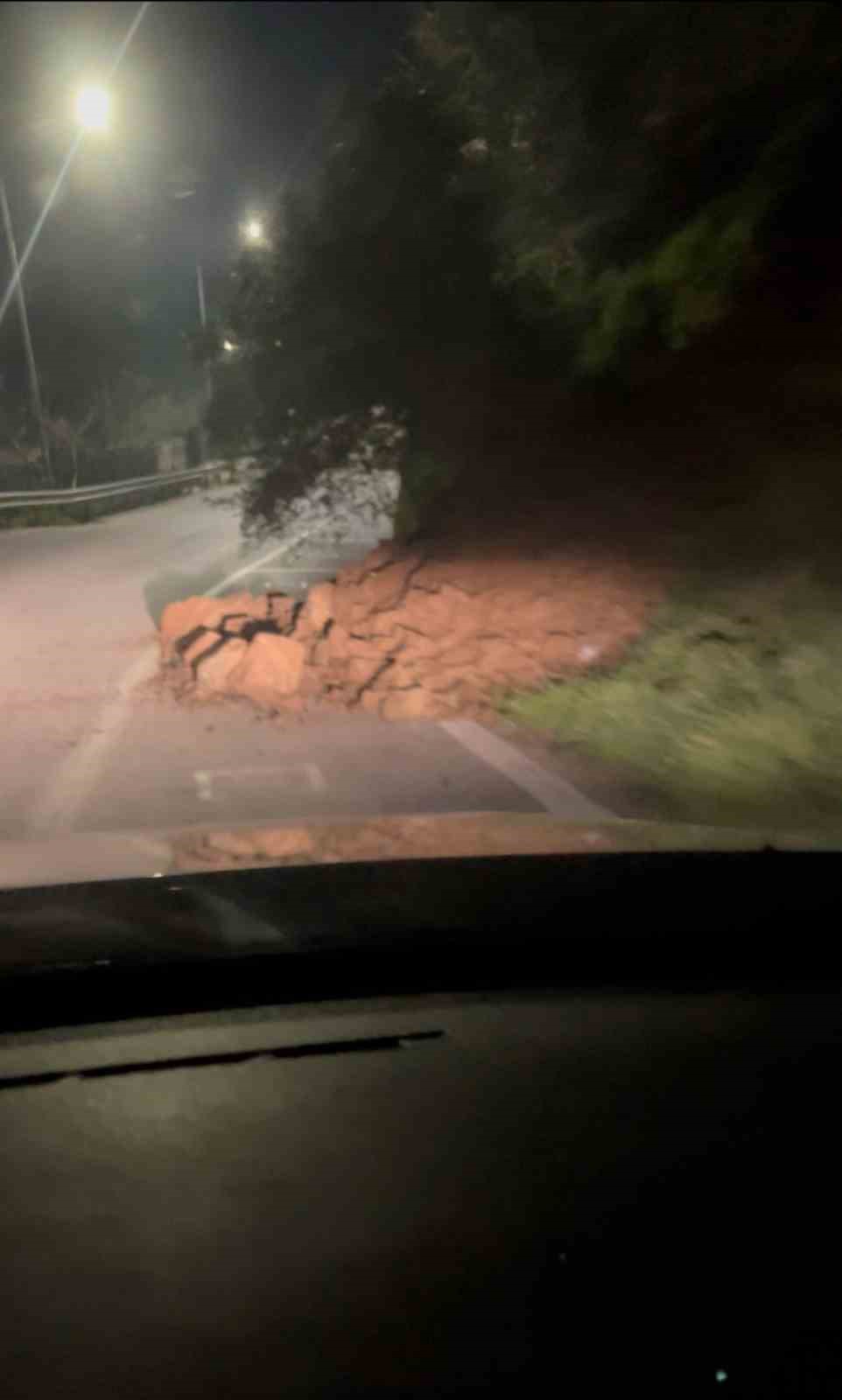 Araç kazayı kıl payı böyle atlattı, heyelanla düşen kayalar yola savruldu
