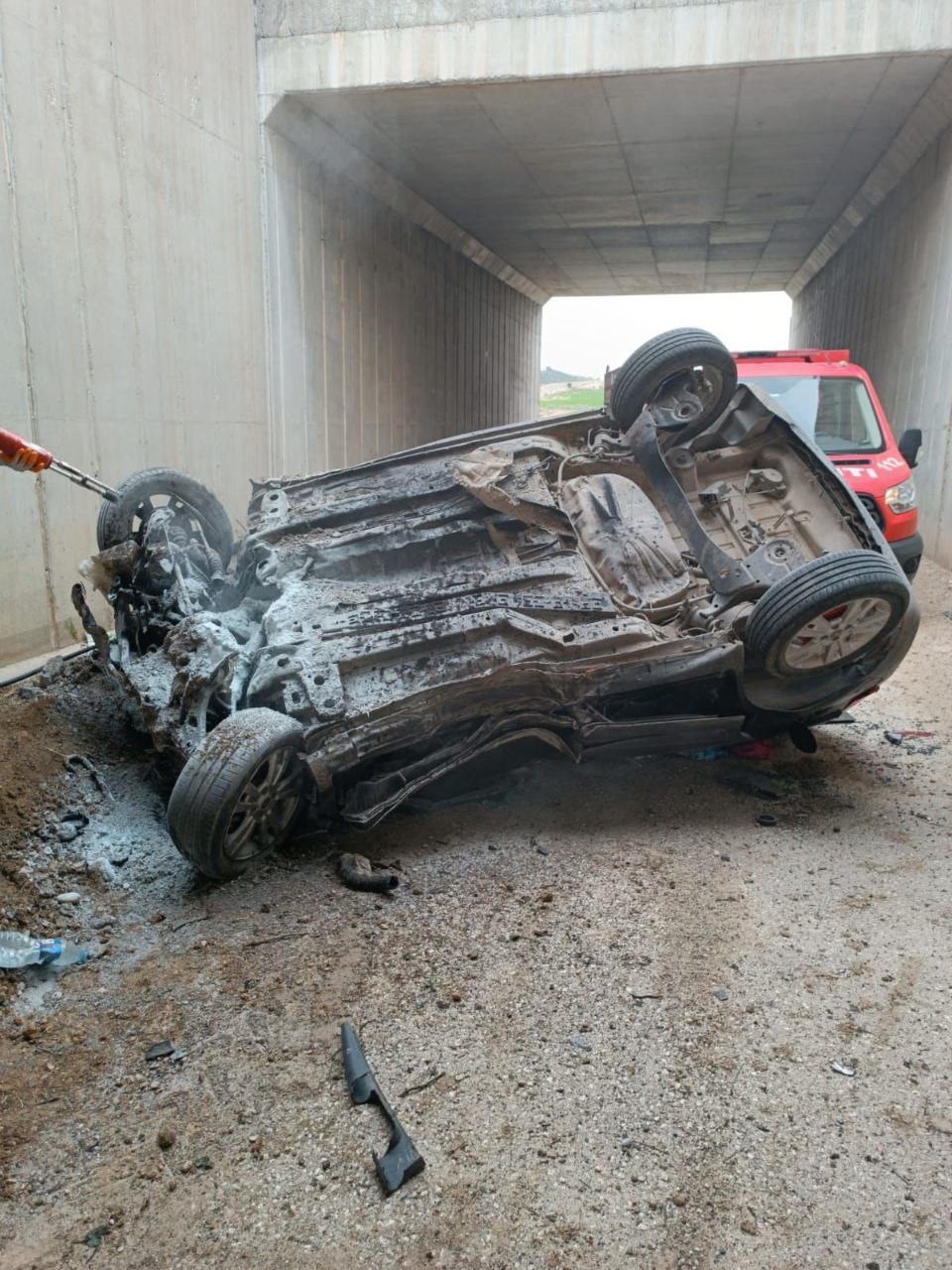 Araç otoyol köprüsünden düştü:  2 ölü, 3 yaralı
