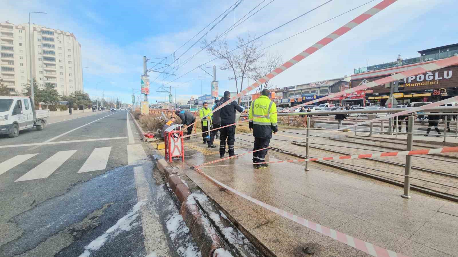 Araç refüjde bekleyen yayaların arasına daldı: 3 yaralı

